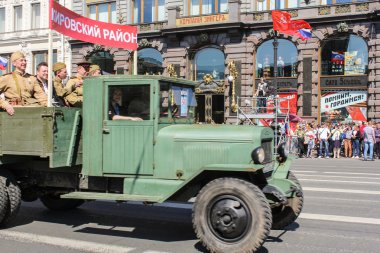 İnsanlar eski askeri kamyona.