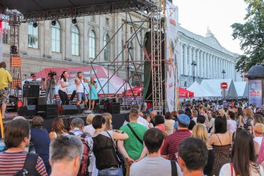 Bir çift dans pistinde eğitim devreye girer.