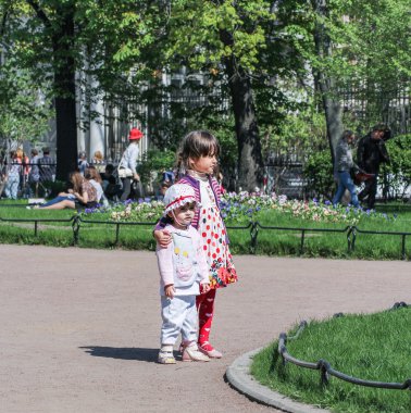 Bahçede çiçek yatak çocuklarda.