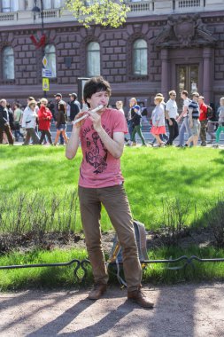 Bir sokak müzisyen flüt çalmaya.