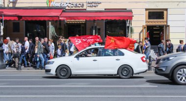 Beyaz araba bayrakları ile.