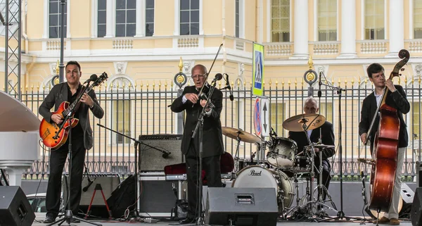 Musicians with instruments on the stage. — Stock Photo, Image