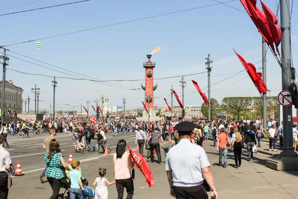 Zafer Bayramı yürüyen insanlar.