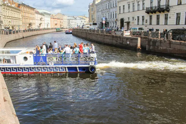 Turisté cestující podél řek St. Petersburg. — Stock fotografie