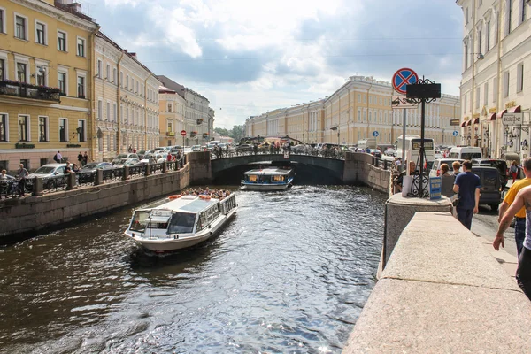 Turistické lodě na řece Moika. — Stock fotografie