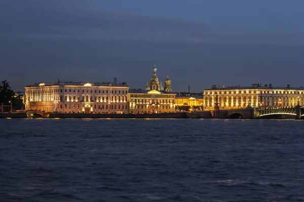 Vista notturna di Palace Embankment . — Foto Stock