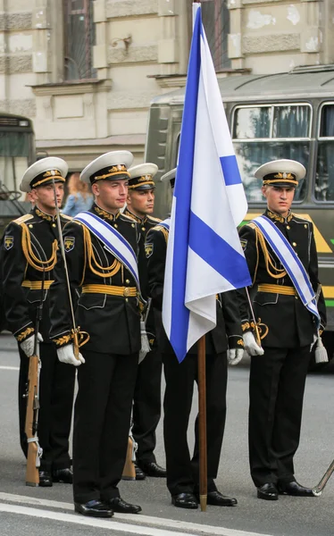Gruppo di marinai con bandiera . — Foto Stock