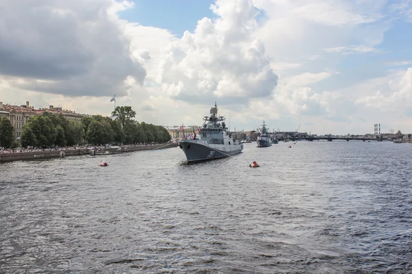 De parade van oorlogsschepen in Sint-Petersburg. — Stockfoto