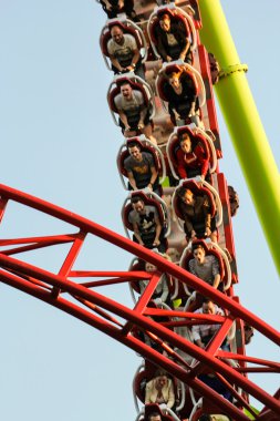 Yüksek hızda tepede insanlar.