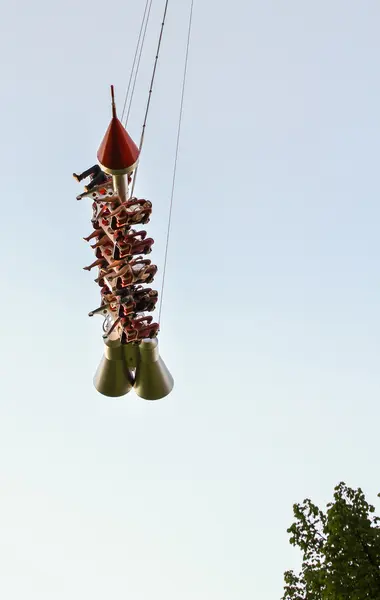 ロケットで飛行中の人々. — ストック写真