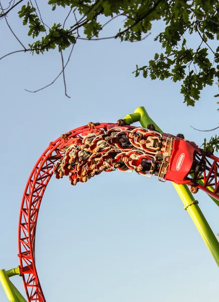 Ludzie na pętli Roller Coaster. — Zdjęcie stockowe