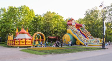 Çocuklar için hava ile şişirilen slaytlar.