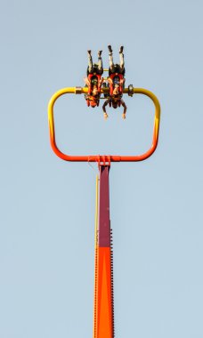 Havada baş aşağı insanlar.