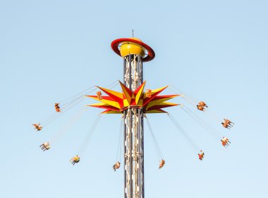 İnsanlar üzerinde terfi atlıkarınca.