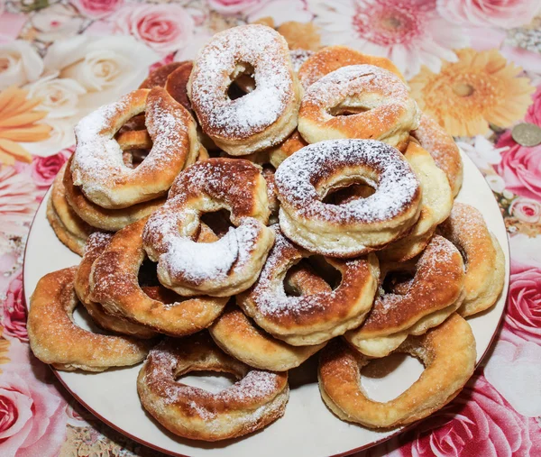 Donuts en polvo de azúcar en un plato . — Foto de Stock