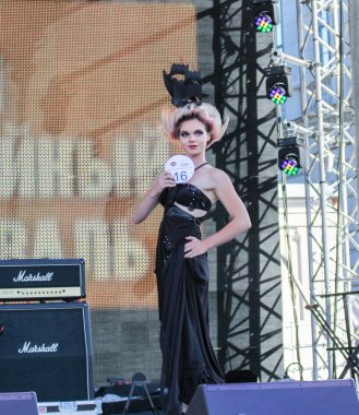 Modeli, Giysi Tasarımcısı görüntülemek.