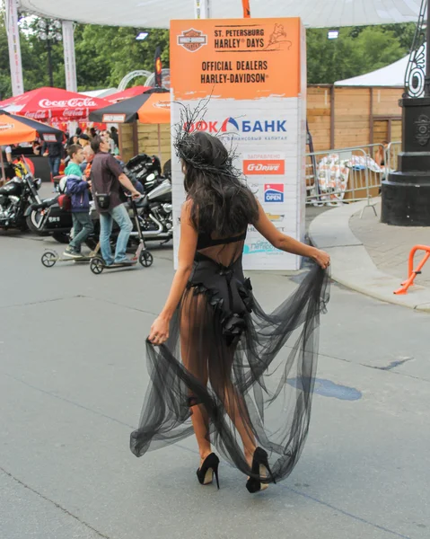 Fille présentant des vêtements de créateur . — Photo