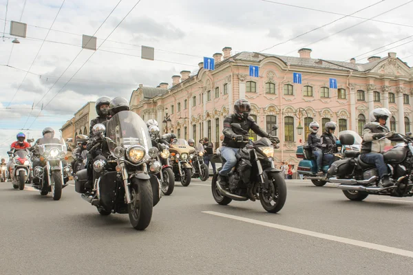 Les motards voyageant sur Nevsky Prospect . — Photo