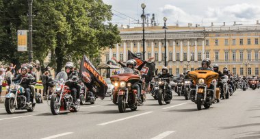 Motosikletbüyük bir kalabalık.