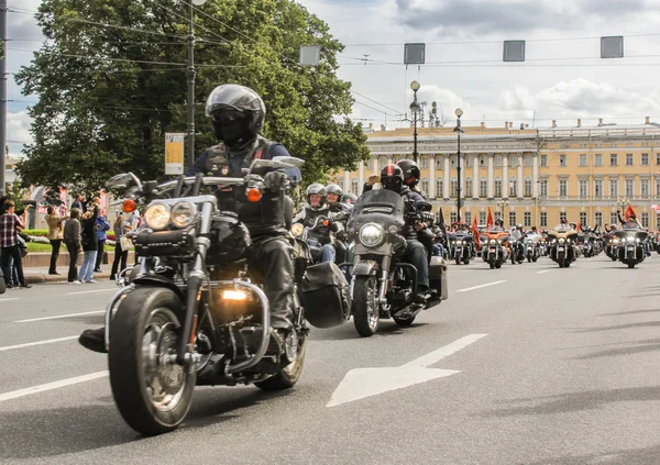 Condução através de um grupo de motociclistas . — Fotografia de Stock