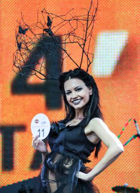 Bir tasarımcı elbise tatlı kız.