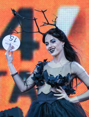 Modeli, yarı şeffaf bir elbise görüntülemek.