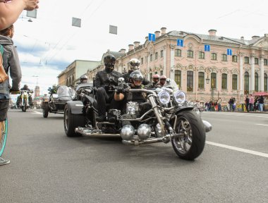 Nevsky Prospekt üzerinde bisikletçileri üç tekerlekli bisiklet.