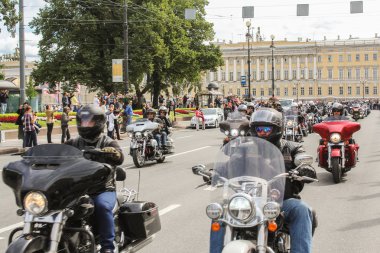 Motosiklet grubu aracılığıyla sürüş.