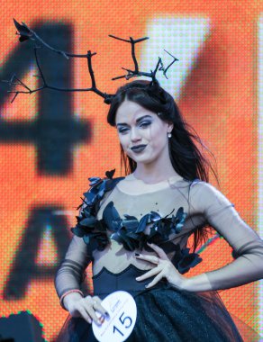 Sahne yakın çekim kız.