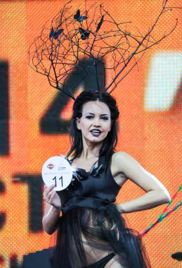 Giysi Tasarımcısı closeup modelinde.