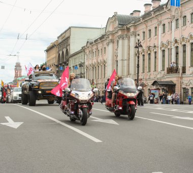 Motosiklet ve Nevsky Prospekt'e büyük Suv.