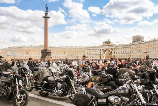 Pessoas e motos na Praça do Palácio . — Fotografia de Stock