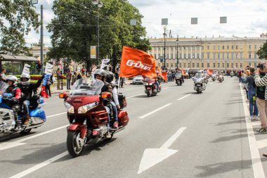 Seyirci motosikletçiler geçirerek.