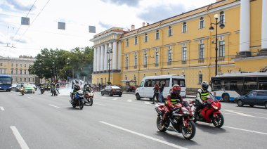 Yön ler bisikletçi grubu.