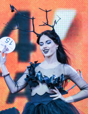 Yarı saydam elbiseli kız.