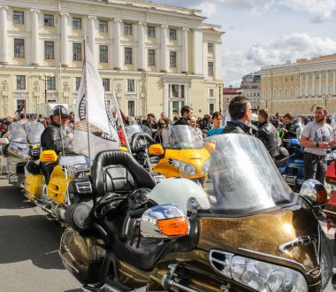 İnsanlar ve motosiklet bayraklı.