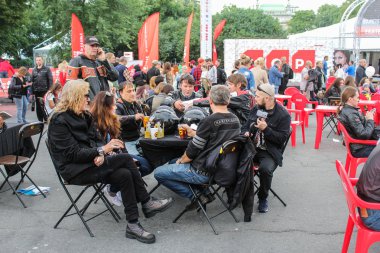 Bisikletçileri açık Café grubu.