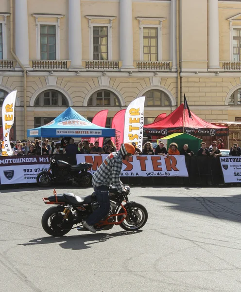 Motociclista realizando acrobacias . —  Fotos de Stock