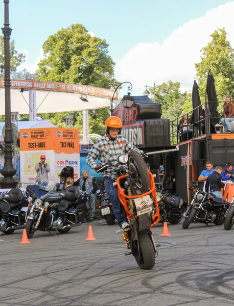 Motociclista mostrando habilidades de condução . — Fotografia de Stock