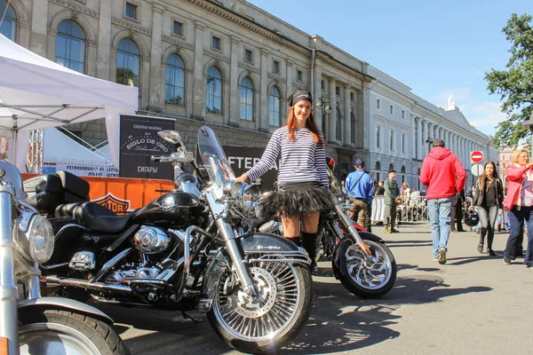 Menina em um colete listrado em motocicletas fundo . — Fotografia de Stock