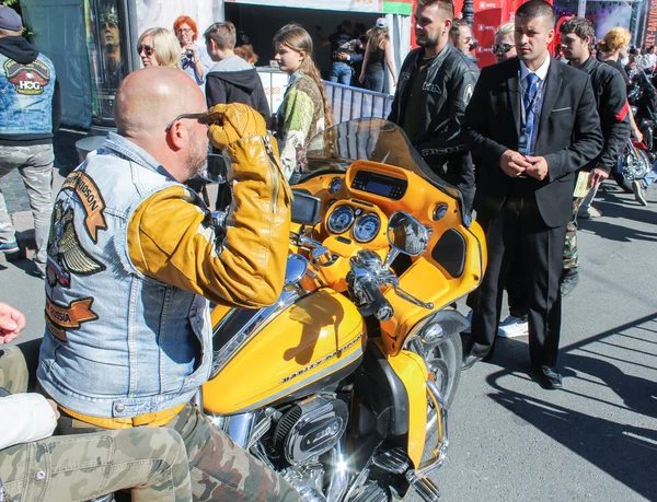 Motociclista en una moto amarilla . — Foto de Stock