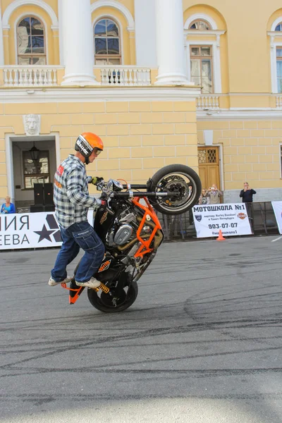 A moto pegou na roda traseira . — Fotografia de Stock