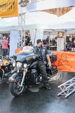 Motorcu siyah bir motosiklet üzerinde.