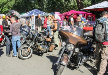 Büyük bisiklet ve insanlar.