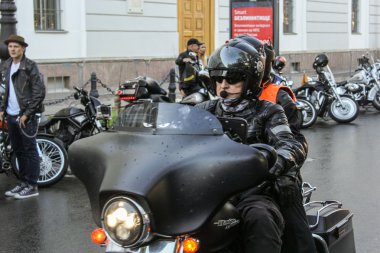 Bir mikrofon ile bir kask içinde biker.