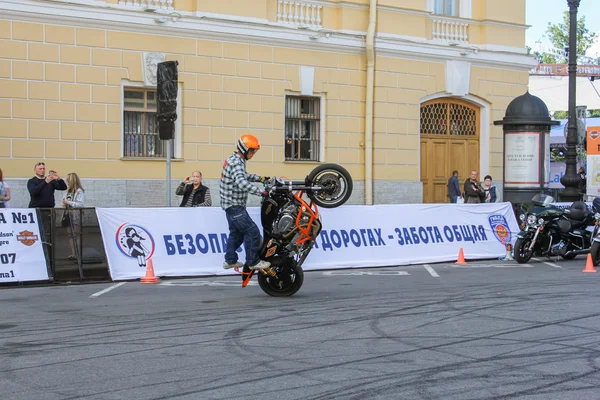 Велосипед сел на заднее колесо . — стоковое фото