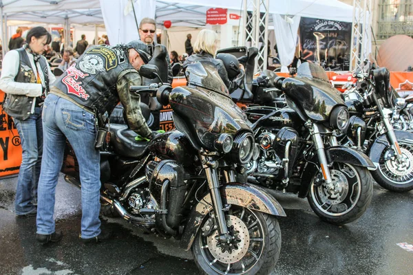 Motociclistas têm suas motos . — Fotografia de Stock