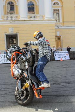 Stunts gerçekleştirmek motorcu.