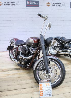 Yüksek tekerlekli motosiklet.