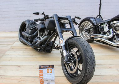 Benzersiz siyah bisiklet.